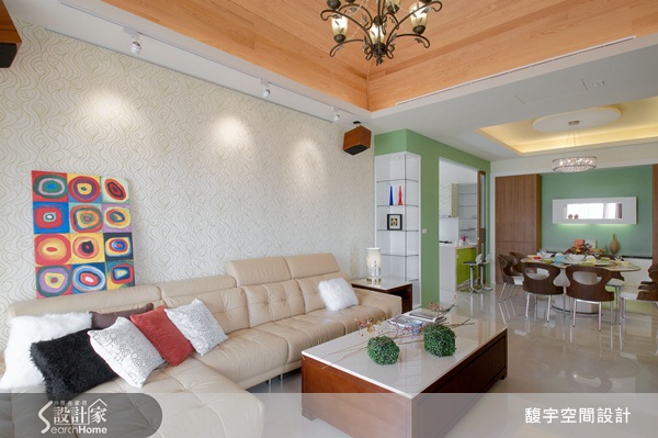 斜屋頂、格木窗、小煙囪加上鵝黃色牆面,新竹湖口有一